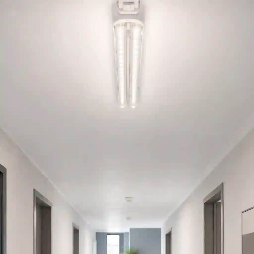 Rozsvícená LED žárovka G24D-3 osvětlující kancelářskou chodbu